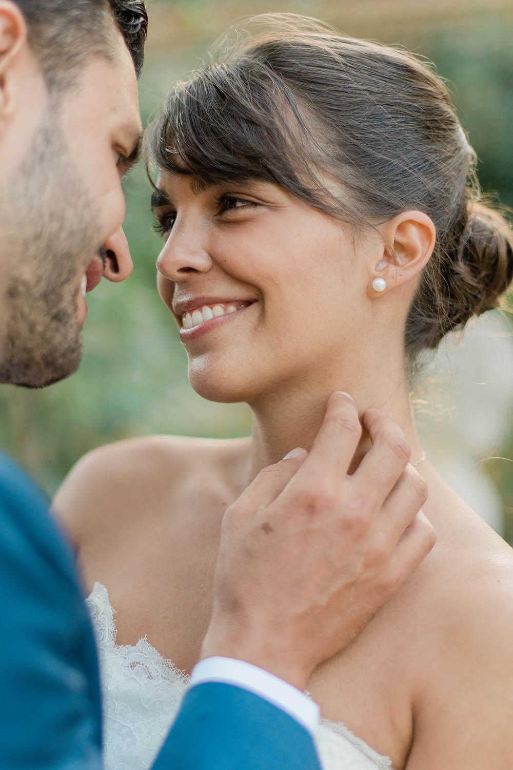 la mariée regarde son mari